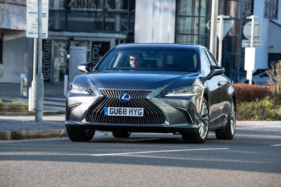  Lexus ES300h 2019 года  (UK) (фото 24 из 30)